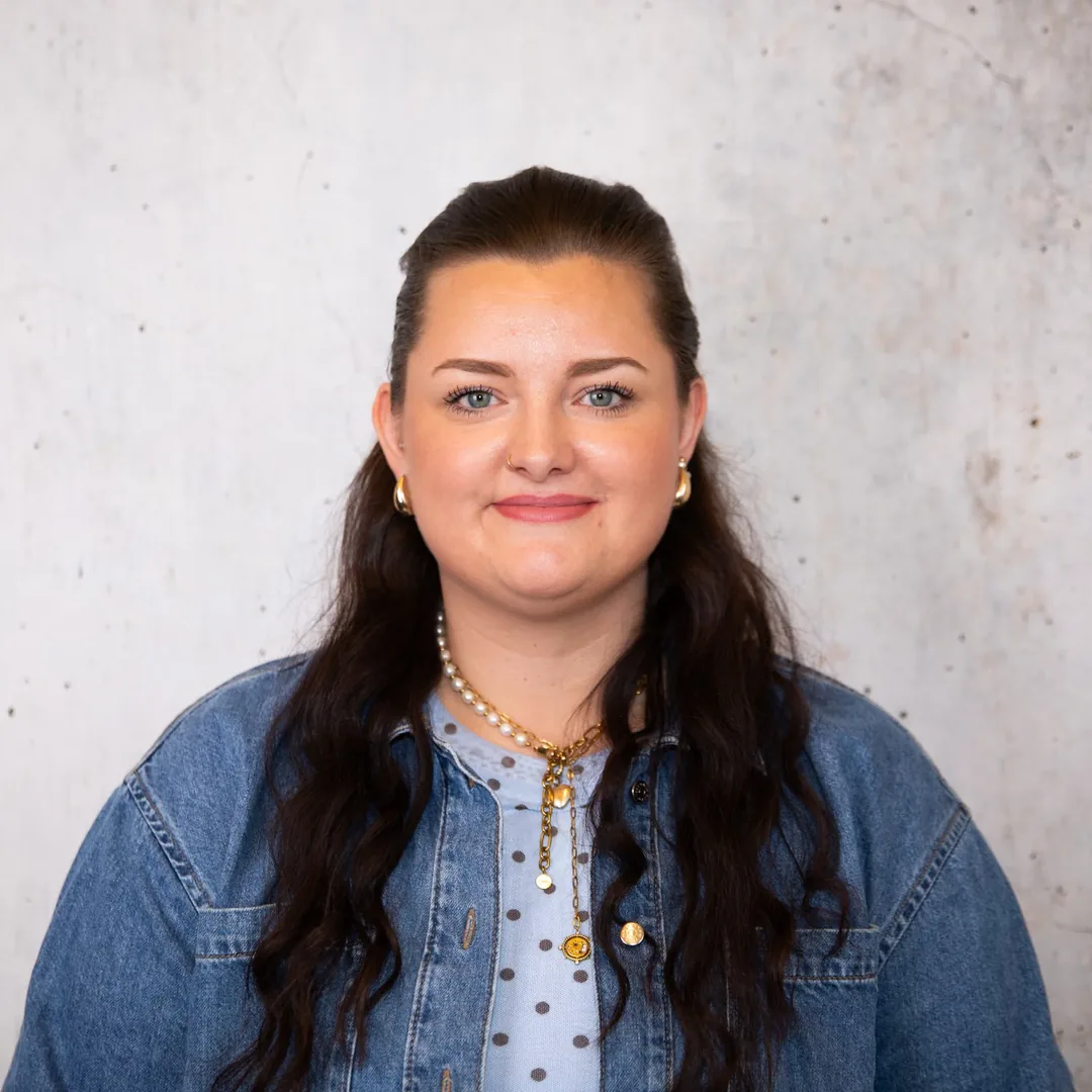 Portrait von Carolin Schiermeier, Assistenz der Abteilungsleitung KAOS/Young Fashion bei GARHAMMER
