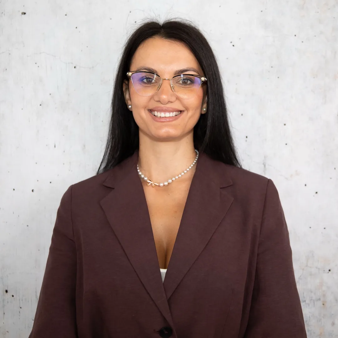 Portrait von Denisa Budini, Modeberaterin Damen bei GARHAMMER
