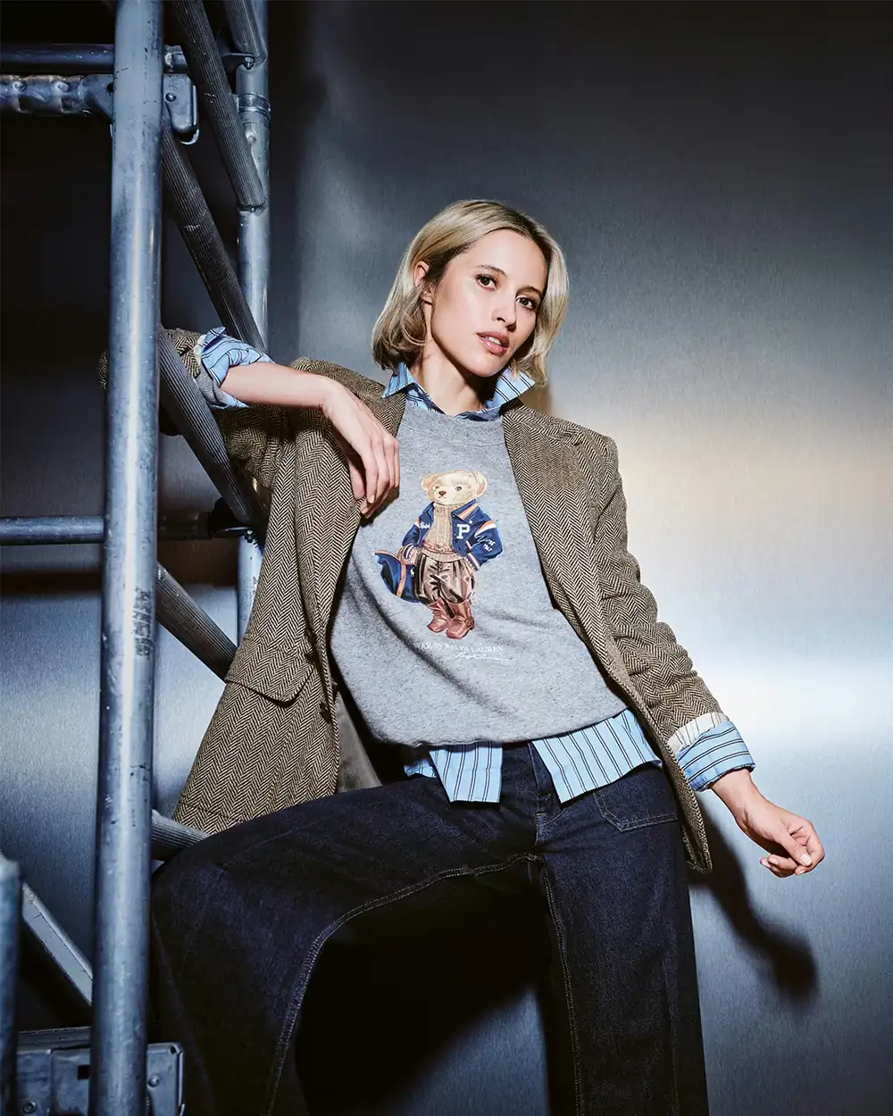Model in Tweed-Blazer und Pullover mit Teddy-Motiv – Damenmode bei GARHAMMER