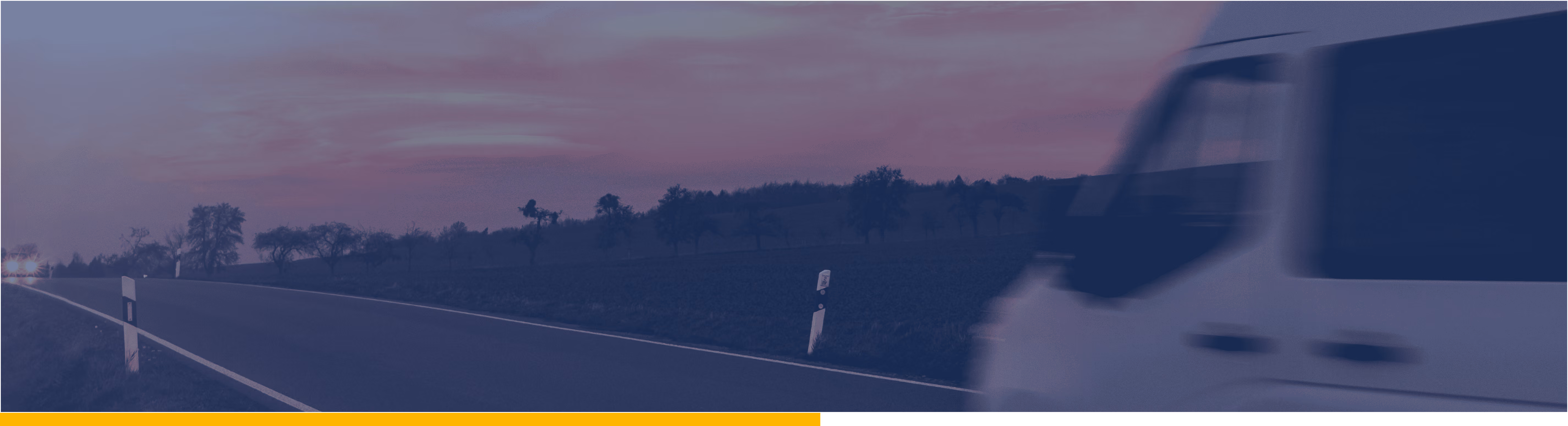 Weiße Lieferwagen fahren auf einer Landstraße bei Sonnenuntergang, Bäume und Felder im Hintergrund.
