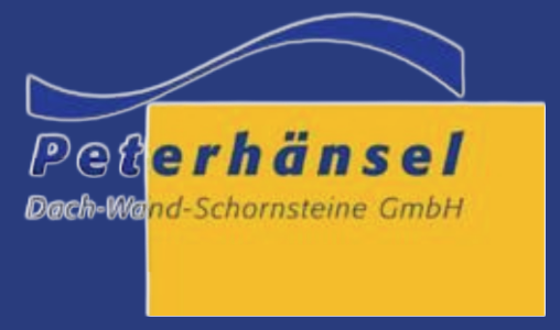 Peterhänsel Schriftzug mit Dachlinie und Text Dach-Wand-SCHORNSTEINE GmbH vor blauem Hintergrund.