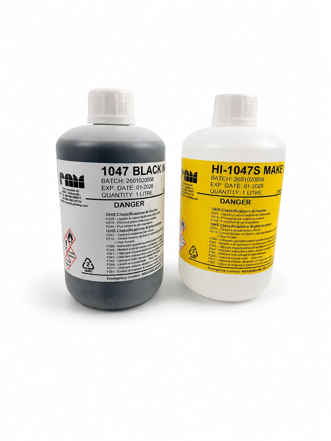 Due bottiglie con etichette di pericolo contenenti inchiostro nero e liquido MAKER, 1 litro ciascuna.