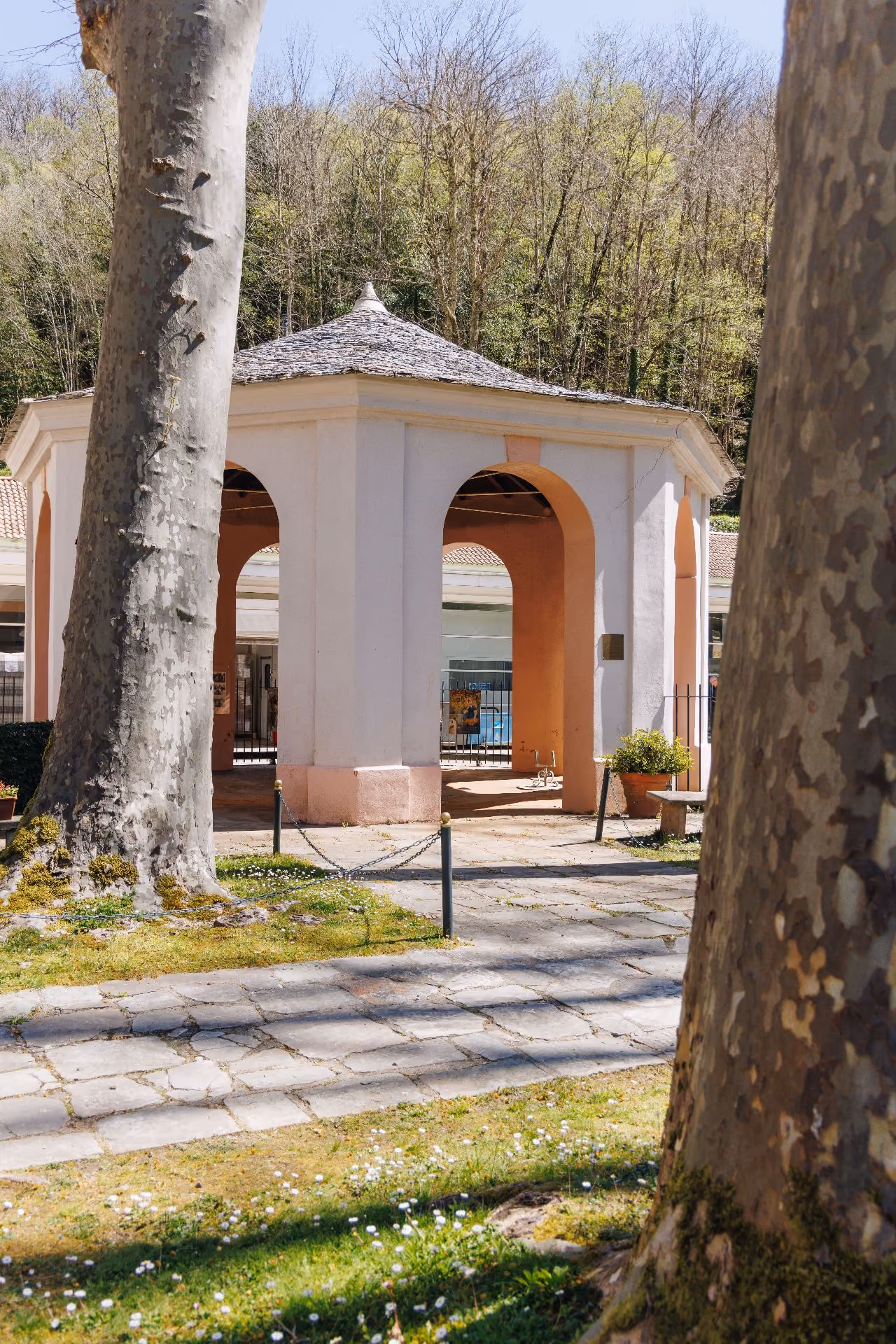 Fontaine rustique avec eau coulant d'un vieux robinet en pierre marqué Eau d'Orezza.