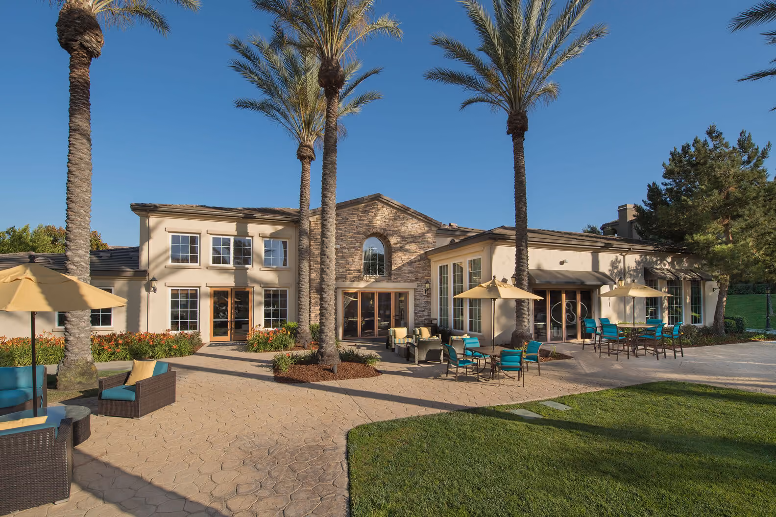 Outdoor area to the clubhouse