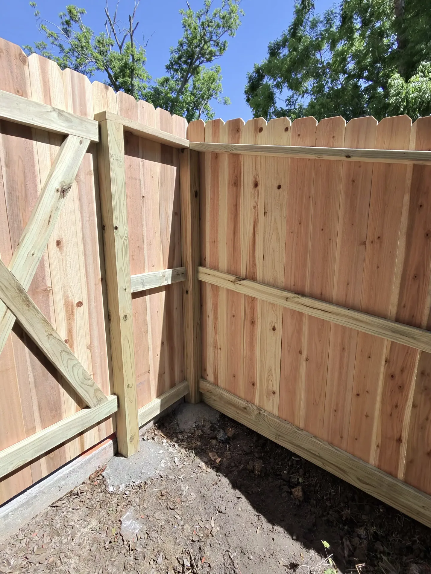 Cedar privacy fence installed by Fast Eddie's Fast Fences on the Texas Gulf Coast