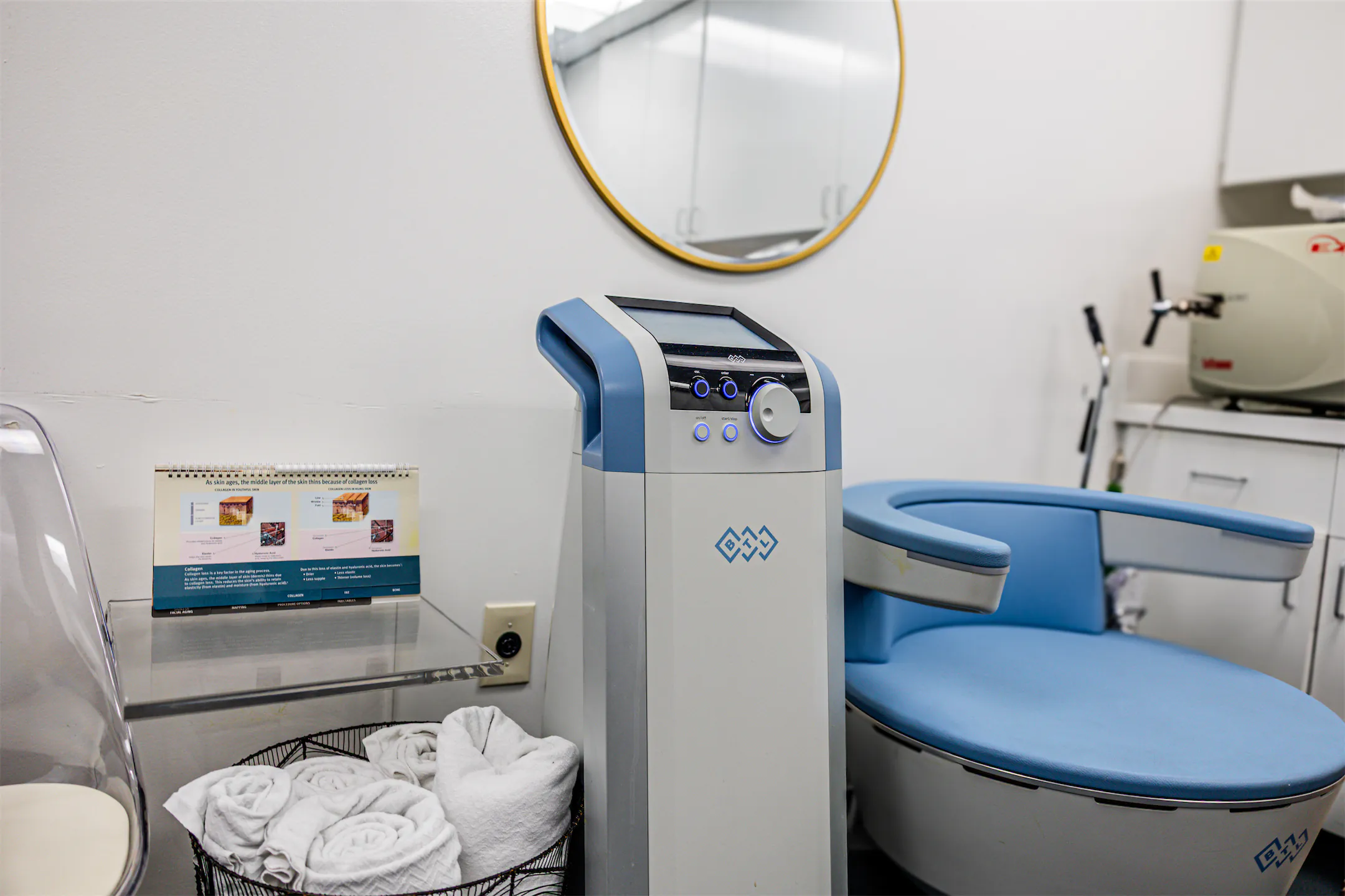 Body-contouring device and treatment chair in a bright treatment room