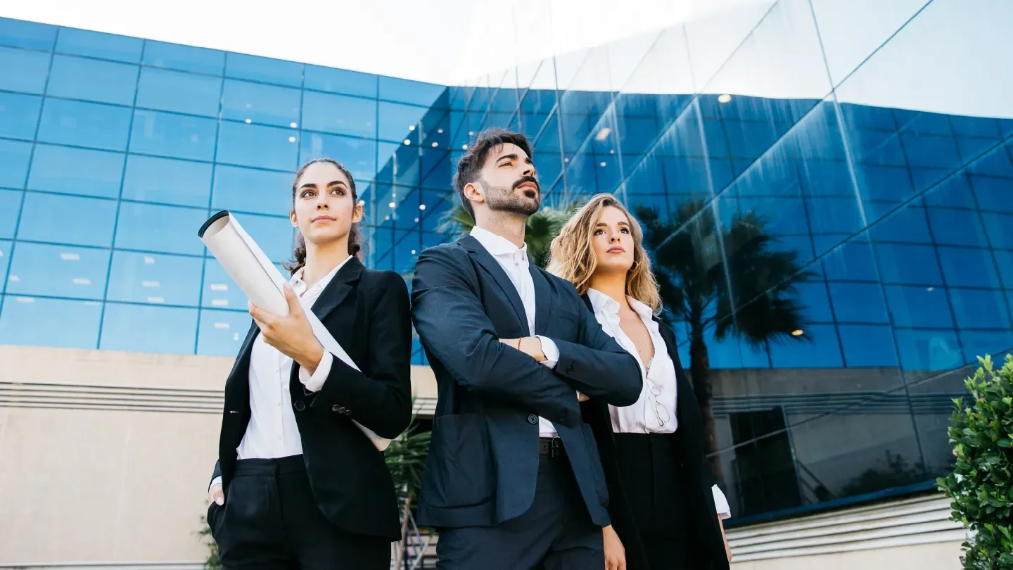 Equipo ejecutivo frente a edificio corporativo impulsando transformación empresarial con vozy.ia.