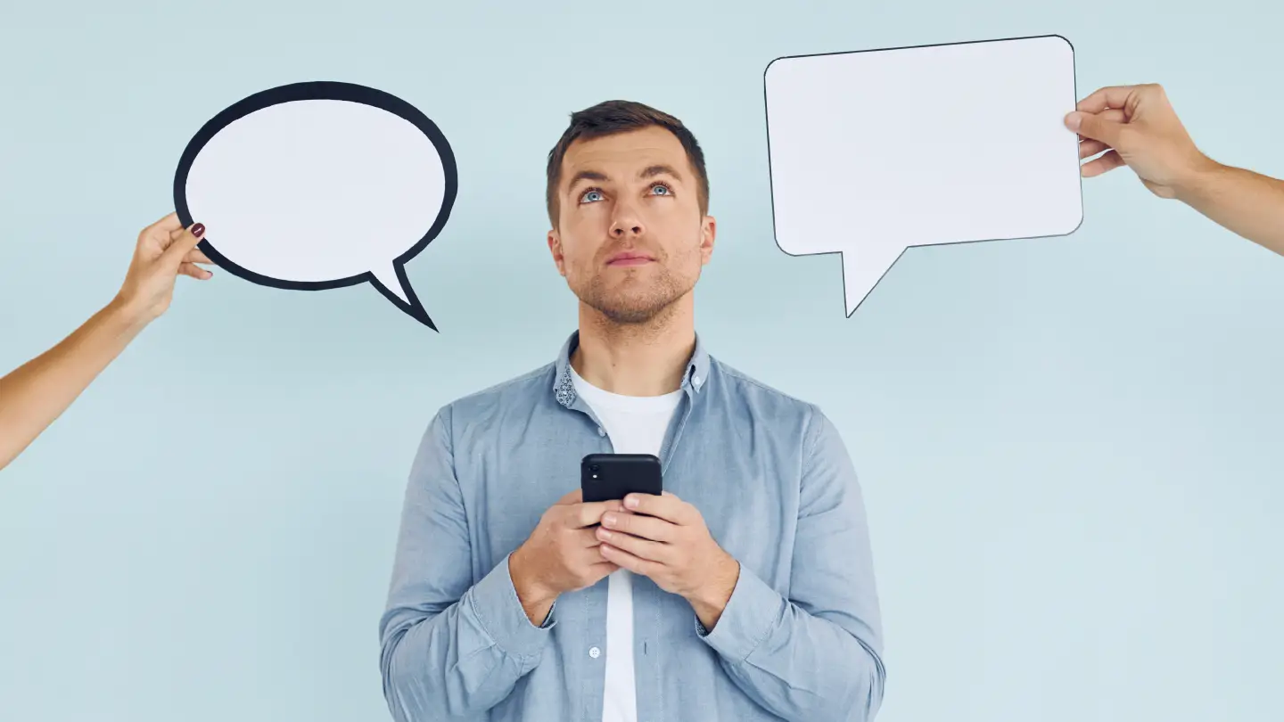 Cliente con celular evaluando opciones de comunicación y atención automatizada con vozy.ia.
