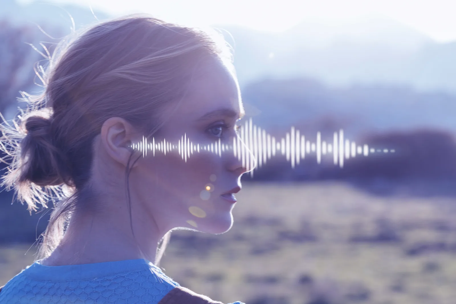 Vozy.ia asistente de voz con IA representado por una mujer de perfil interactuando con ondas de sonido en un entorno digital y futurista.