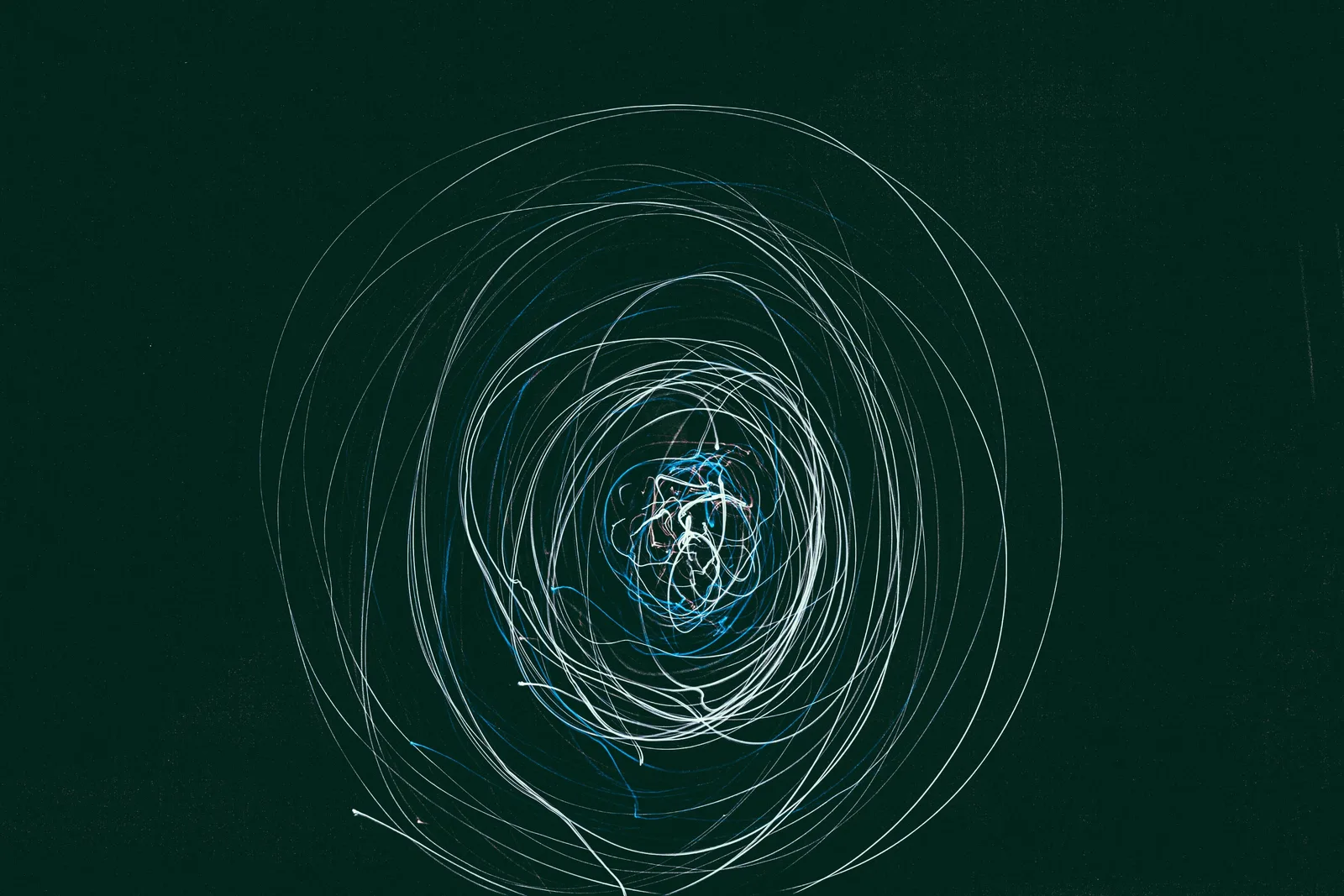 Representación visual de conexiones de voz y datos en automatizaciones de vozy.ia.