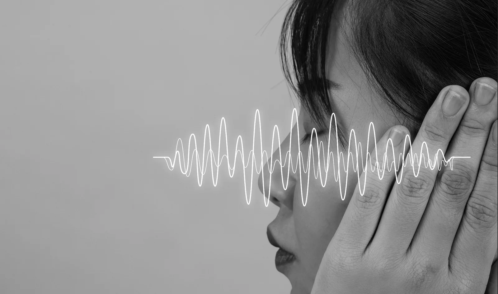 Persona escuchando una onda de sonido, representando la tecnología de voz de vozy.ia para interpretar conversaciones y automatizar interacciones.