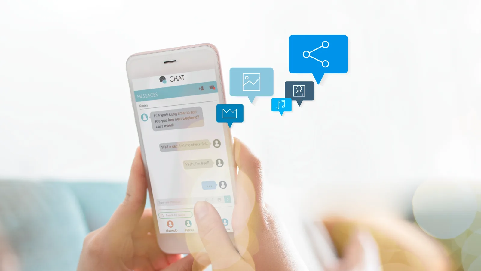 Persona usando un chat móvil con íconos de comunicación digital, representando cómo vozy.ia automatiza conversaciones omnicanal y mejora la atención al cliente.
