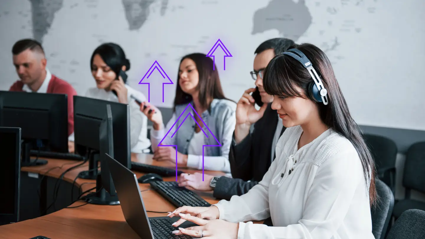 Equipo de agentes de call center mejorando indicadores de atención y productividad con vozy.ia.