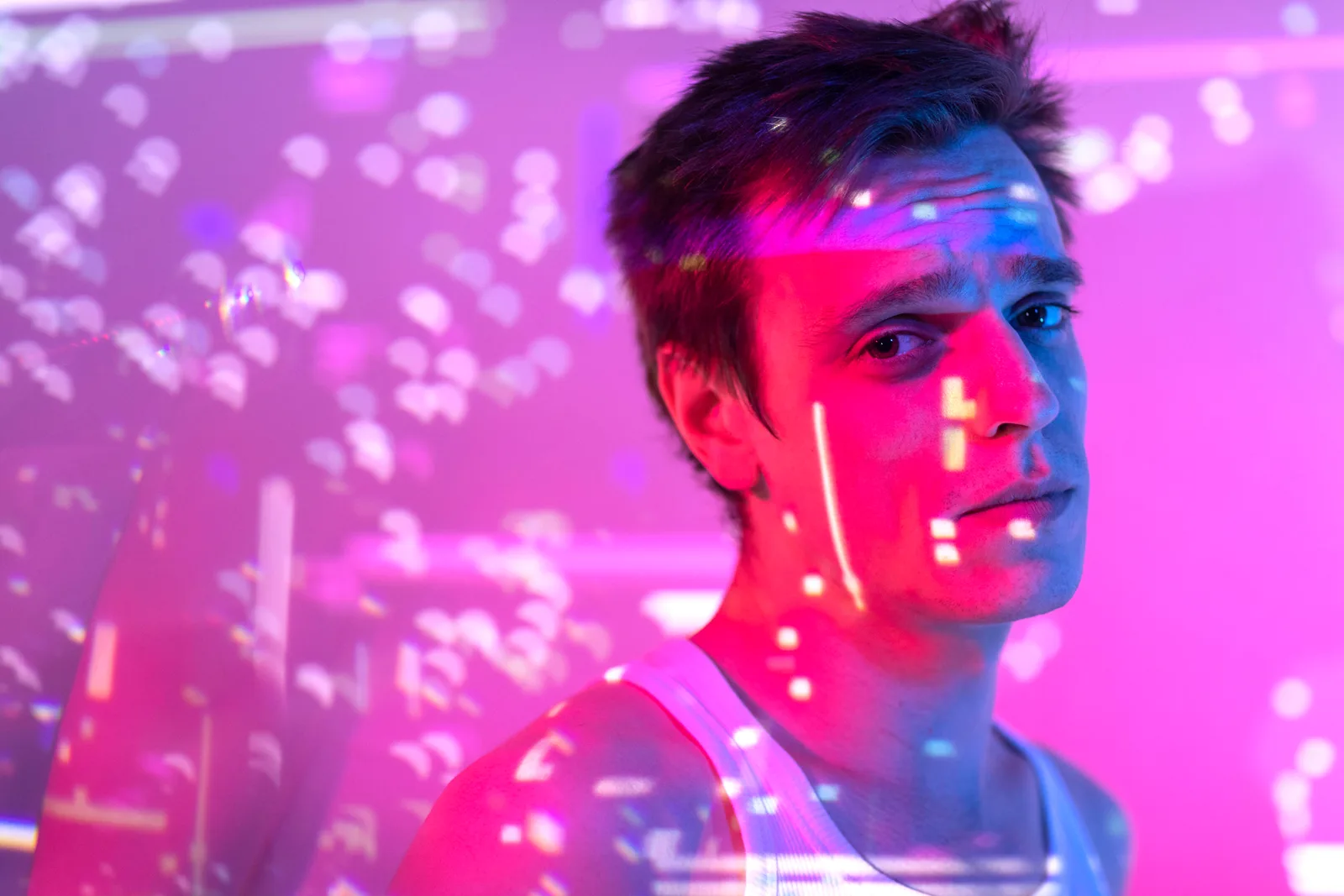 Persona rodeada de luces e interfaces digitales, representando la transformación hacia experiencias conversacionales inteligentes con vozy.ia.