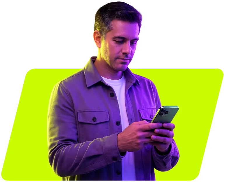 Hombre revisando su celular: agentes de IA de Vozy para empresas de servicios que atienden 24/7