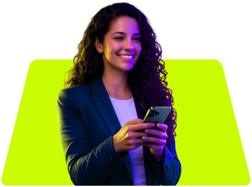 Mujer sonriendo mientras compra desde su celular: IA para retail con agentes de Vozy