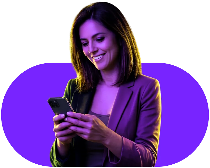 Mujer sonriendo mientras usa su celular: IA para aseguradoras con agentes de Vozy