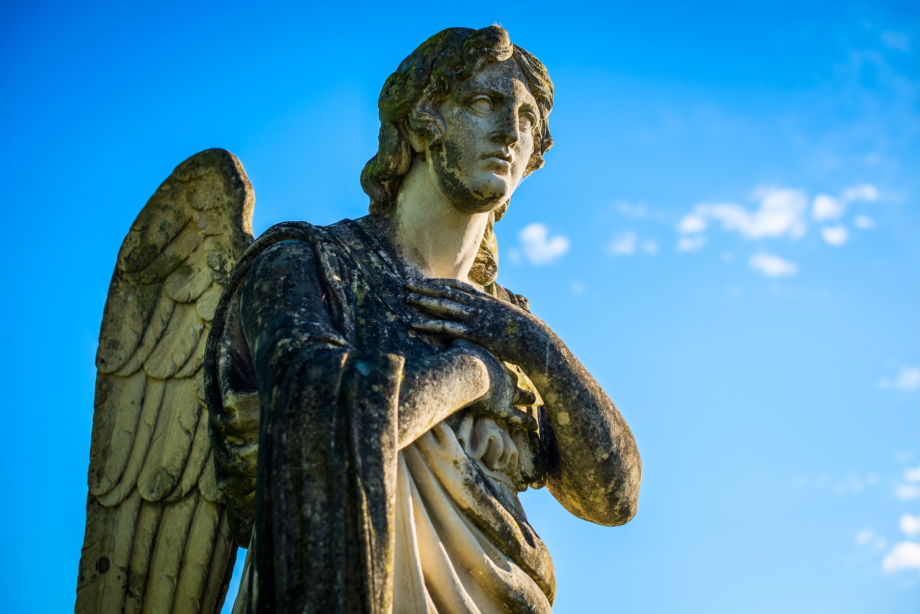 Estátua de um anjo da guarda contra o céu azul