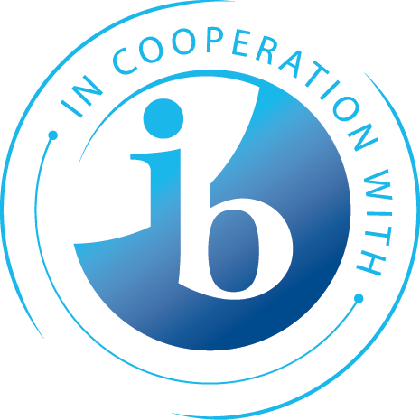 青い円の中に白い小文字の「ib」がデザインされたロゴ。その横には、青いリボン状の背景に白い文字で「Online Diploma Programme」と記されている。