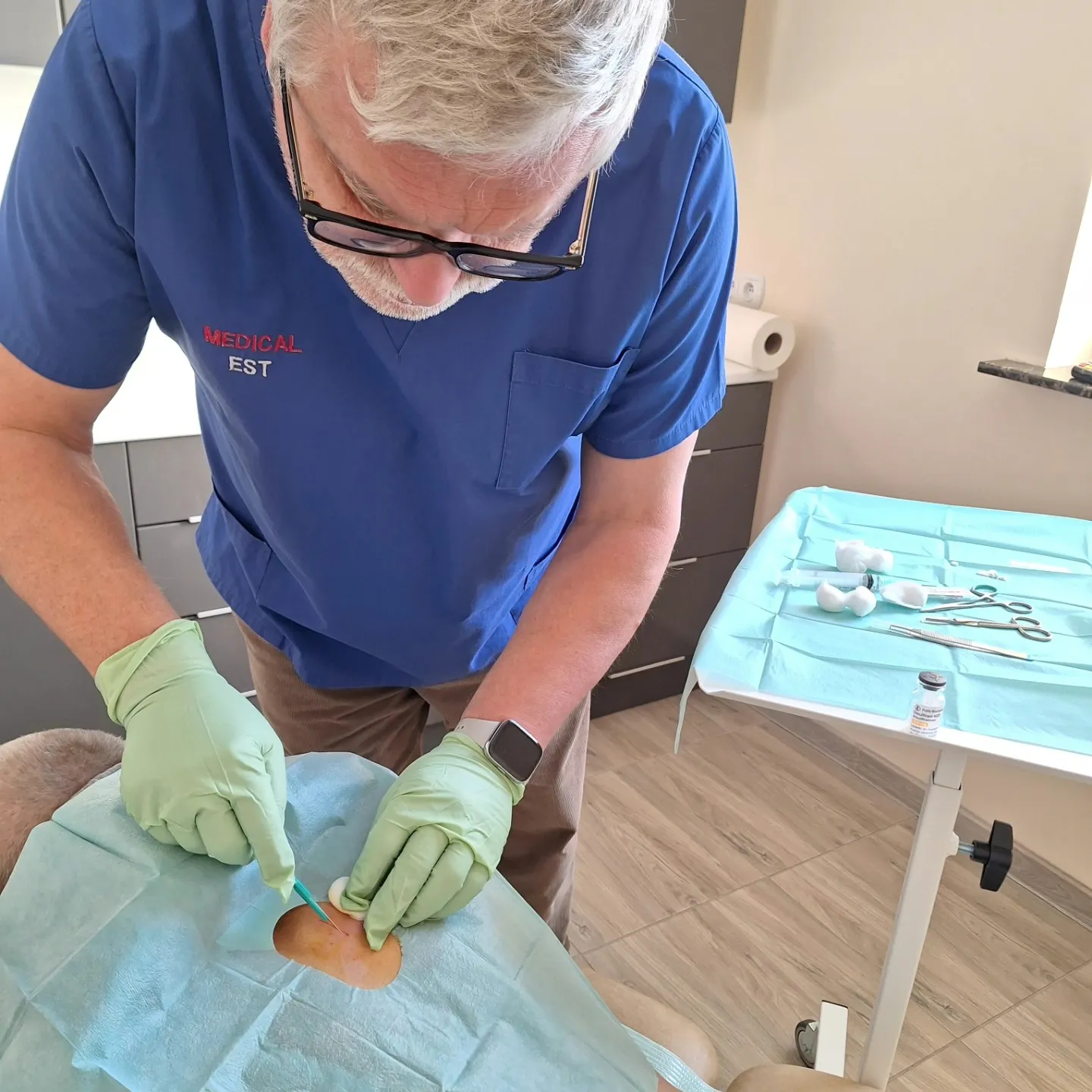 Efekt wypełnienia i odmłodzenia twarzy kwasem hialuronowym — Medical Est