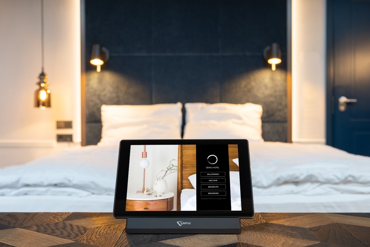 Suitepad-Tablet in einem Hotelzimmer