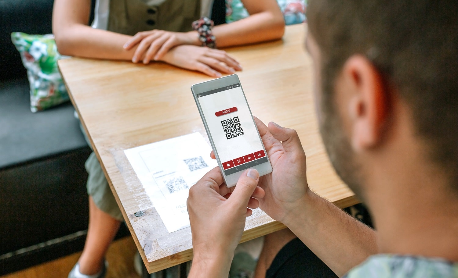 QR-Code-Google-Rezension-im-Laden-Kunden