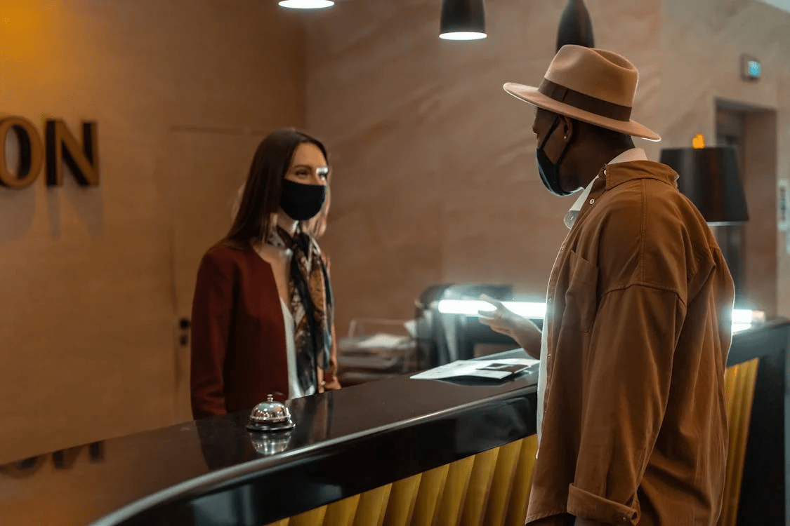 ospite che chiede il check-in anticipato