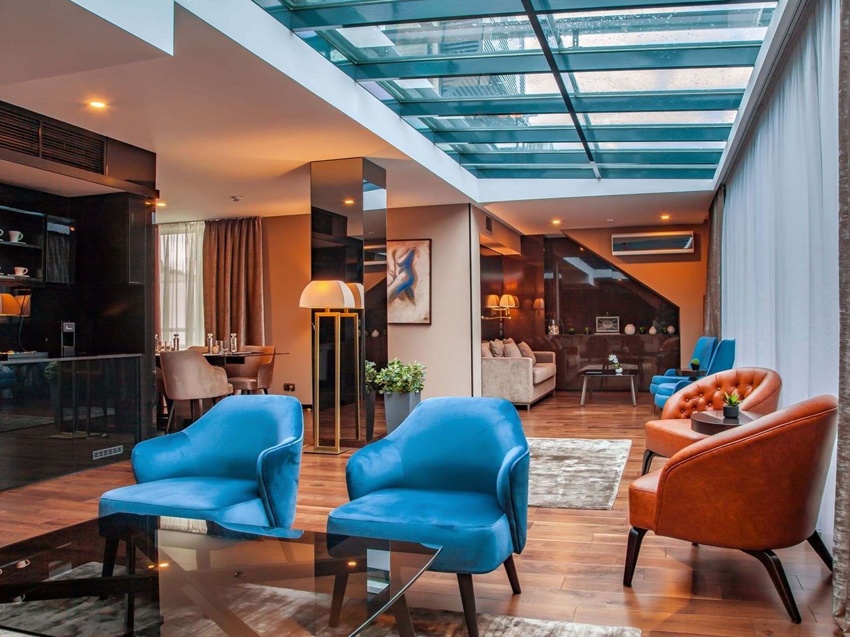 Habitación inteligente de hotel con espacios multifuncionales