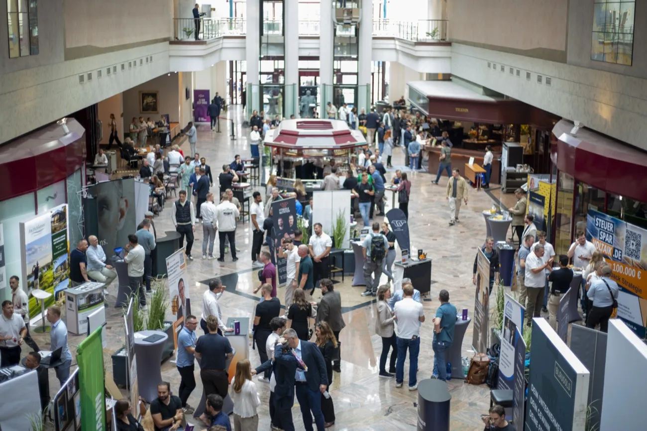 Aussteller und Besucher in der Halle