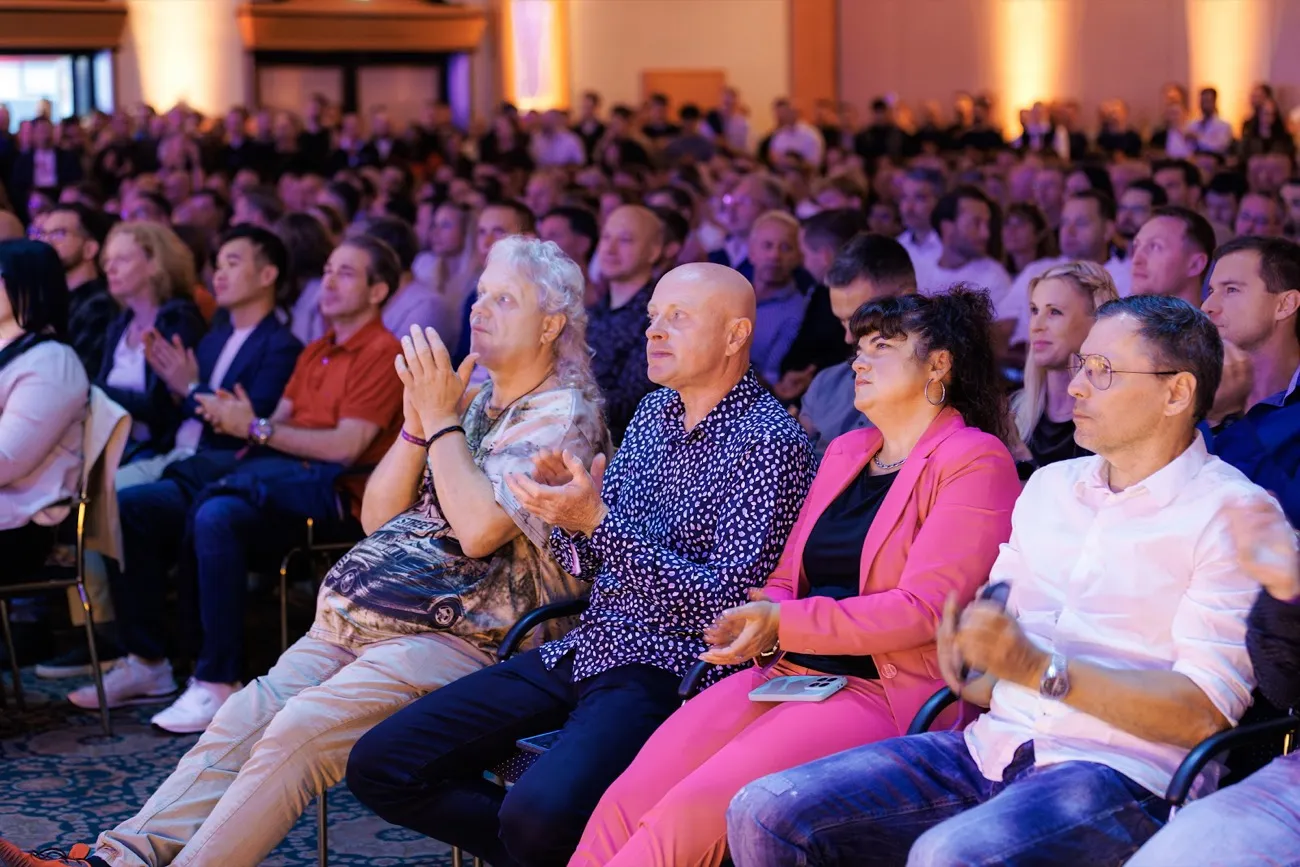 Publikum applaudiert im Saal