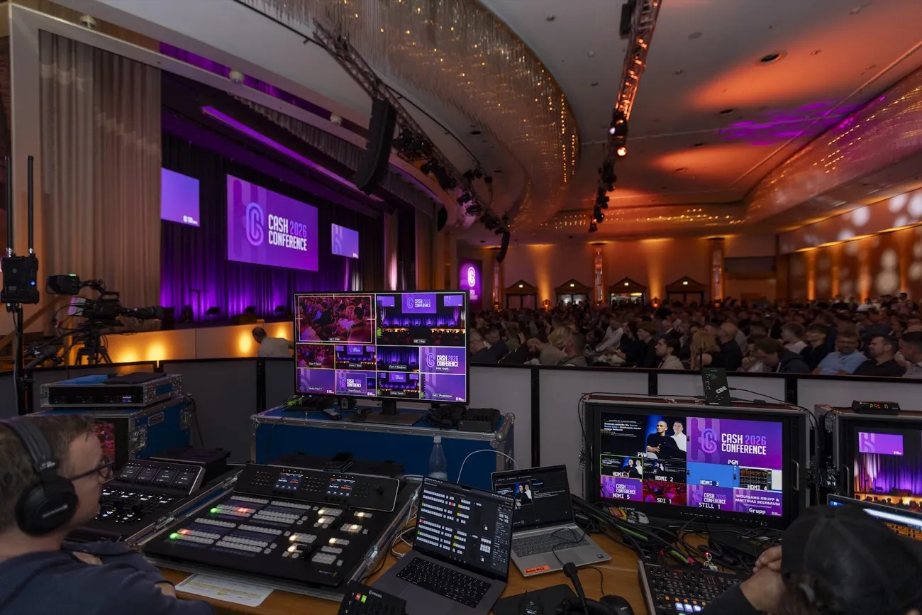 Technikpult mit Blick in den Saal