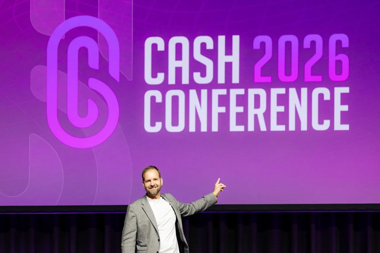 Matthias Beerbaum vor der Leinwand der Cash Conference