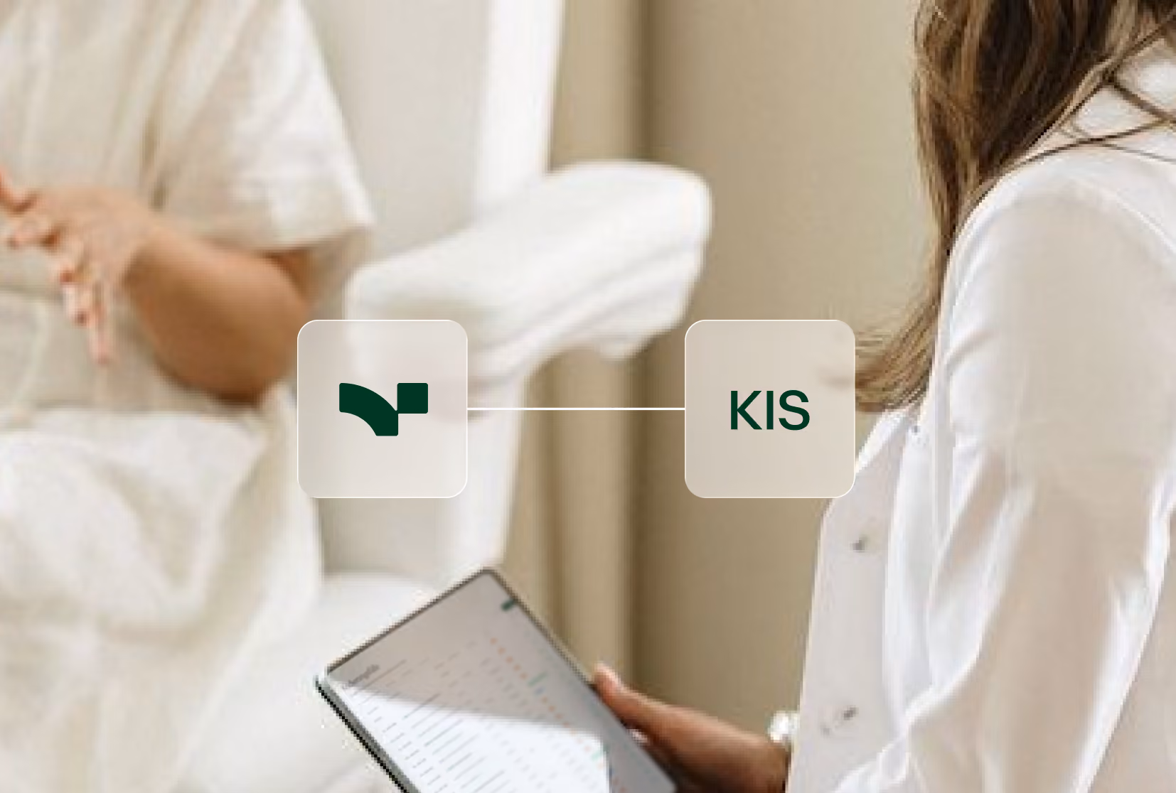 Gespräch zwischen einer Frau und einem Arzt, der ein Tablet mit Daten hält, KIS-System wird gezeigt.