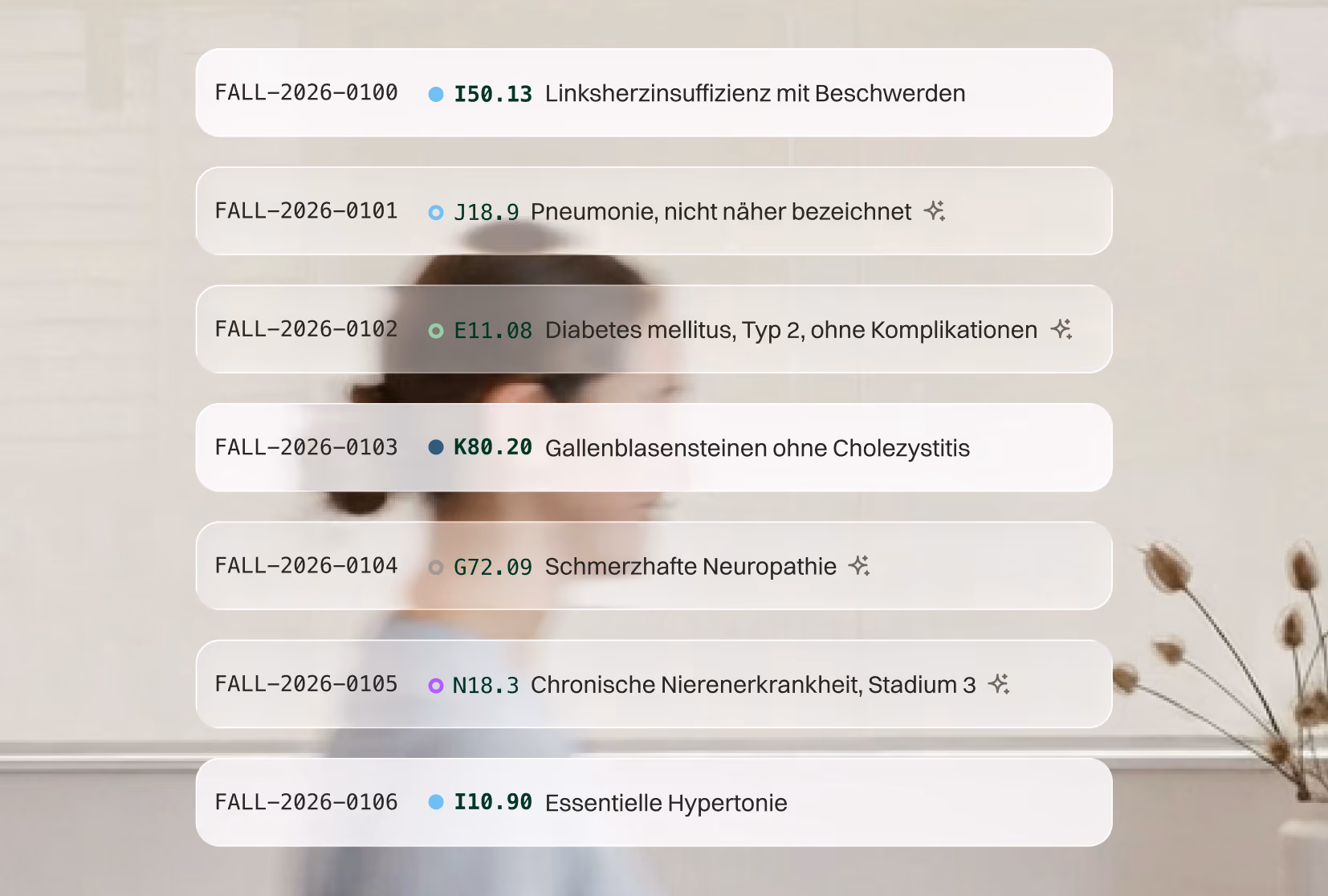 Liste medizinischer Diagnosen mit Fallnummern und ICD-Codes vor verschwommenem Hintergrund einer Frau.