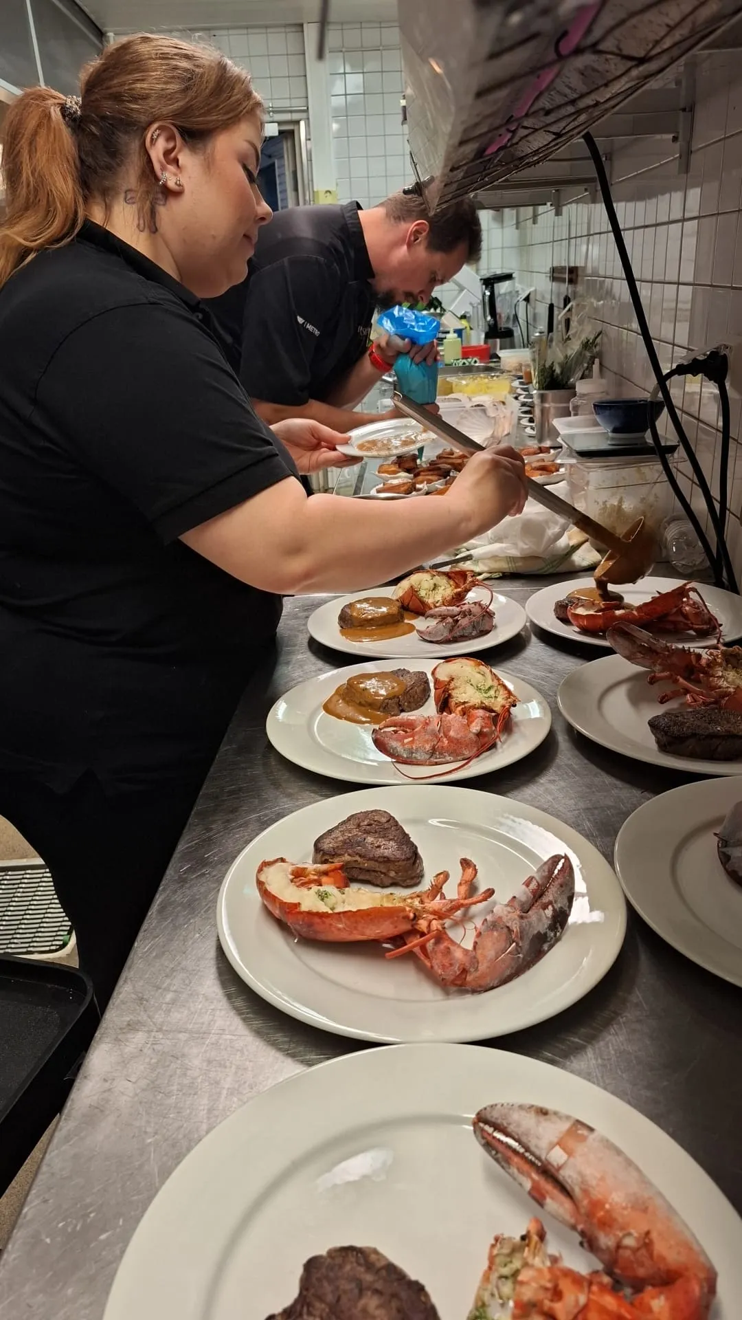 Pegasus Cateringin tarjoiluja valmistellaan tilaisuutta varten