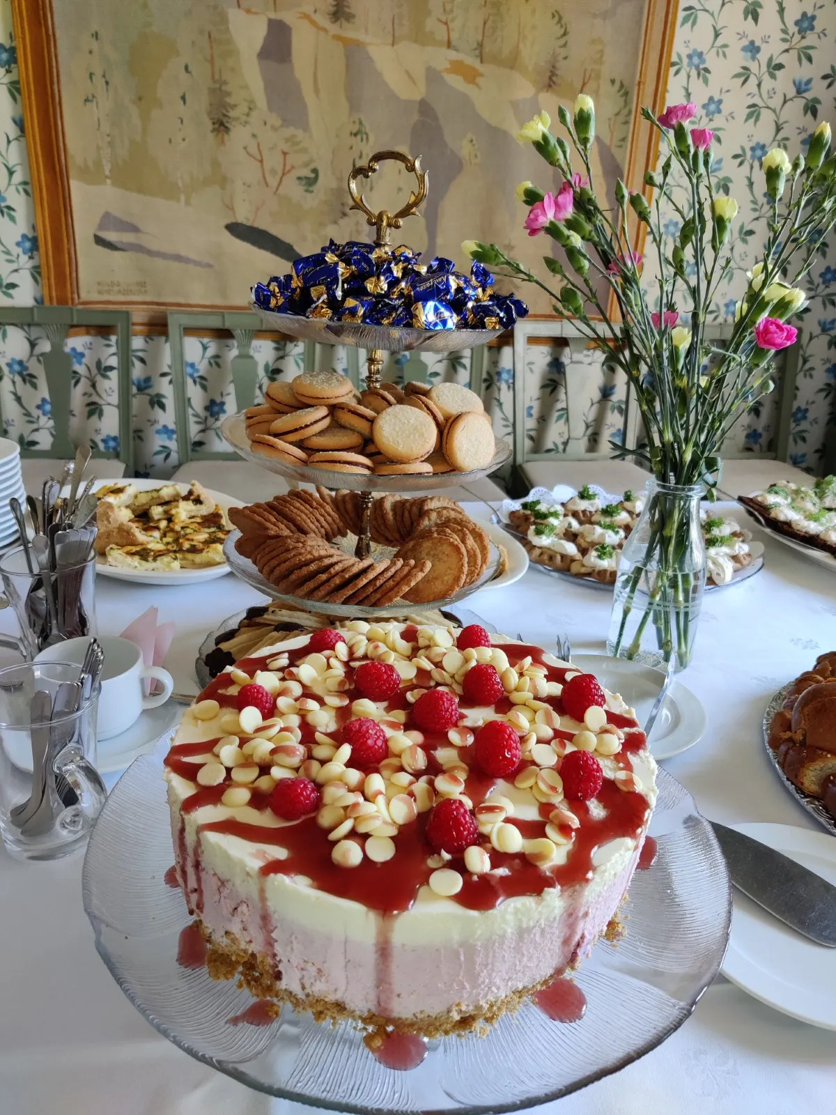 Kakkuja ja makeita tarjoiluja Pegasus Cateringilta