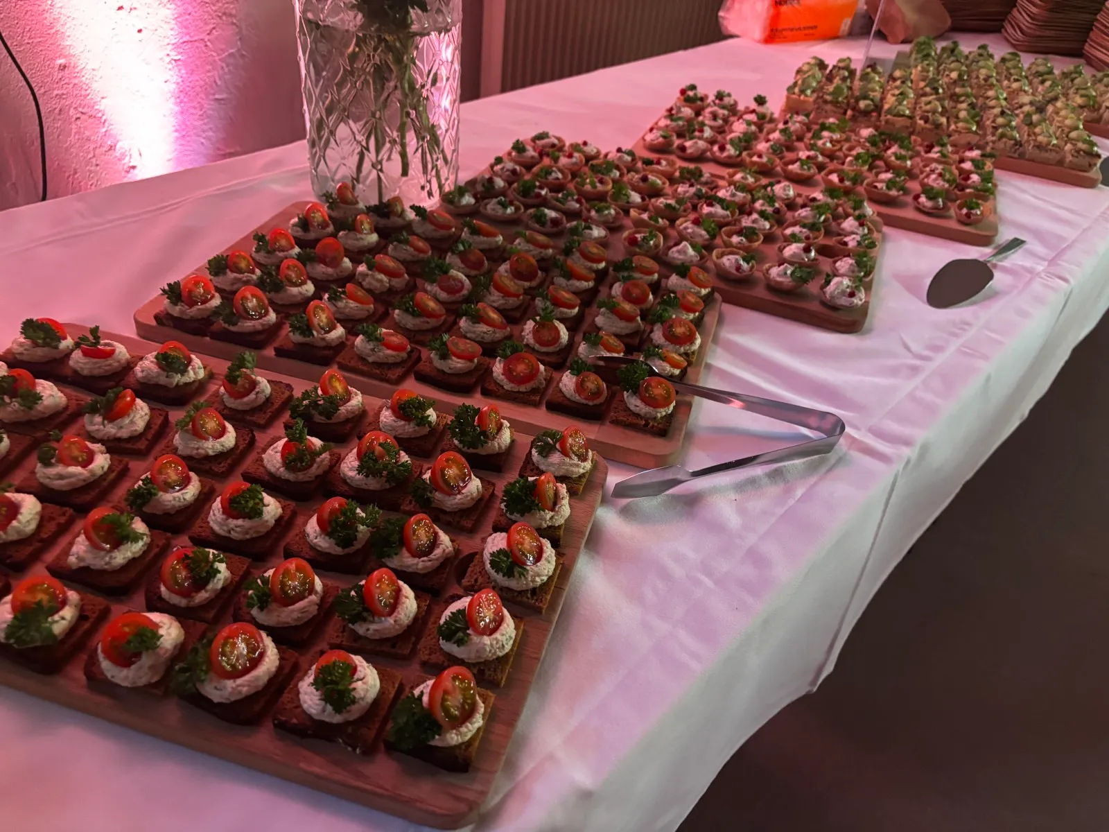 Catering-tarjoiluja juhlatilaisuudessa