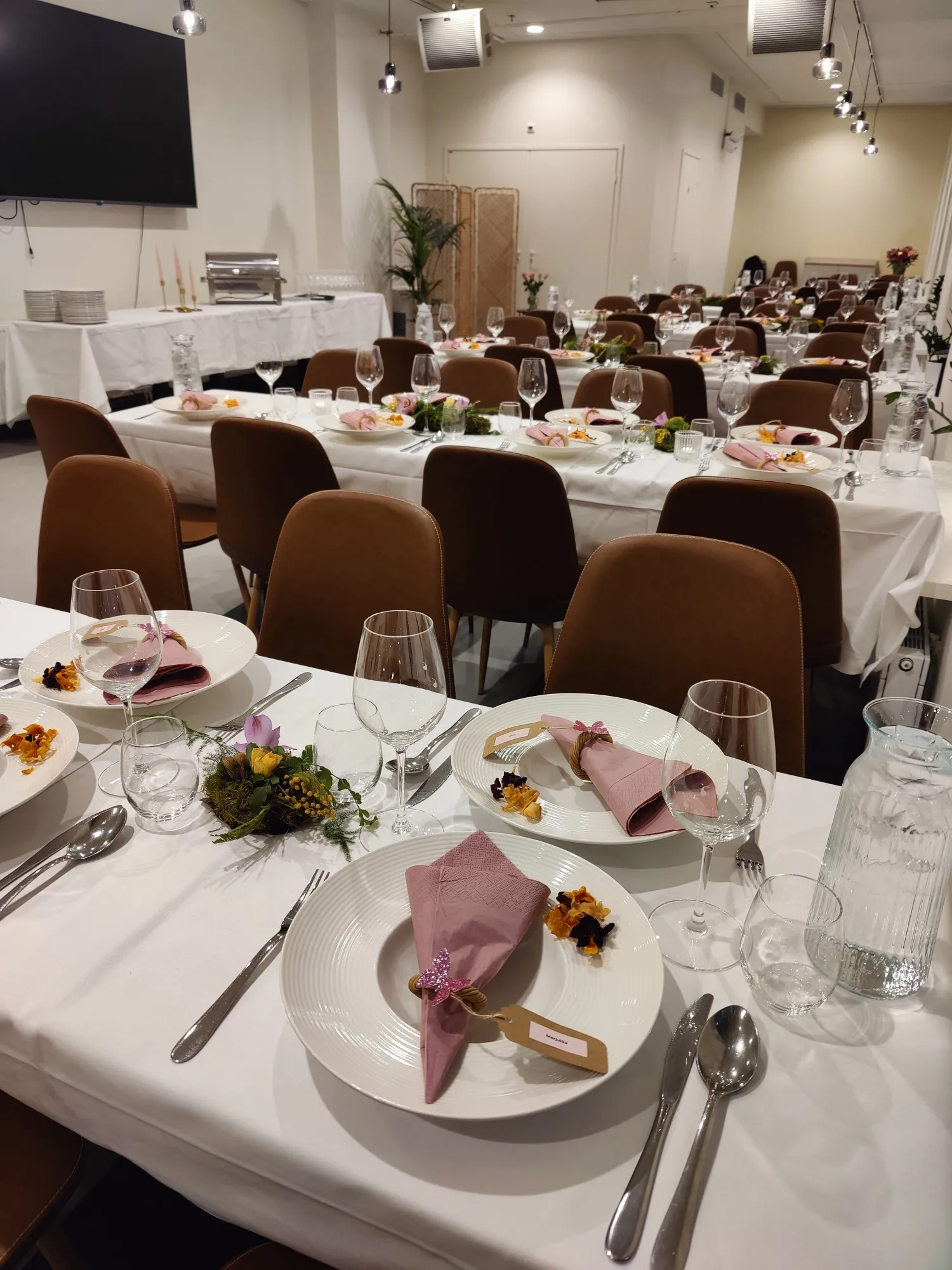 Juhlatilaisuuteen katettu pöytä Pegasus Ravintoloissa