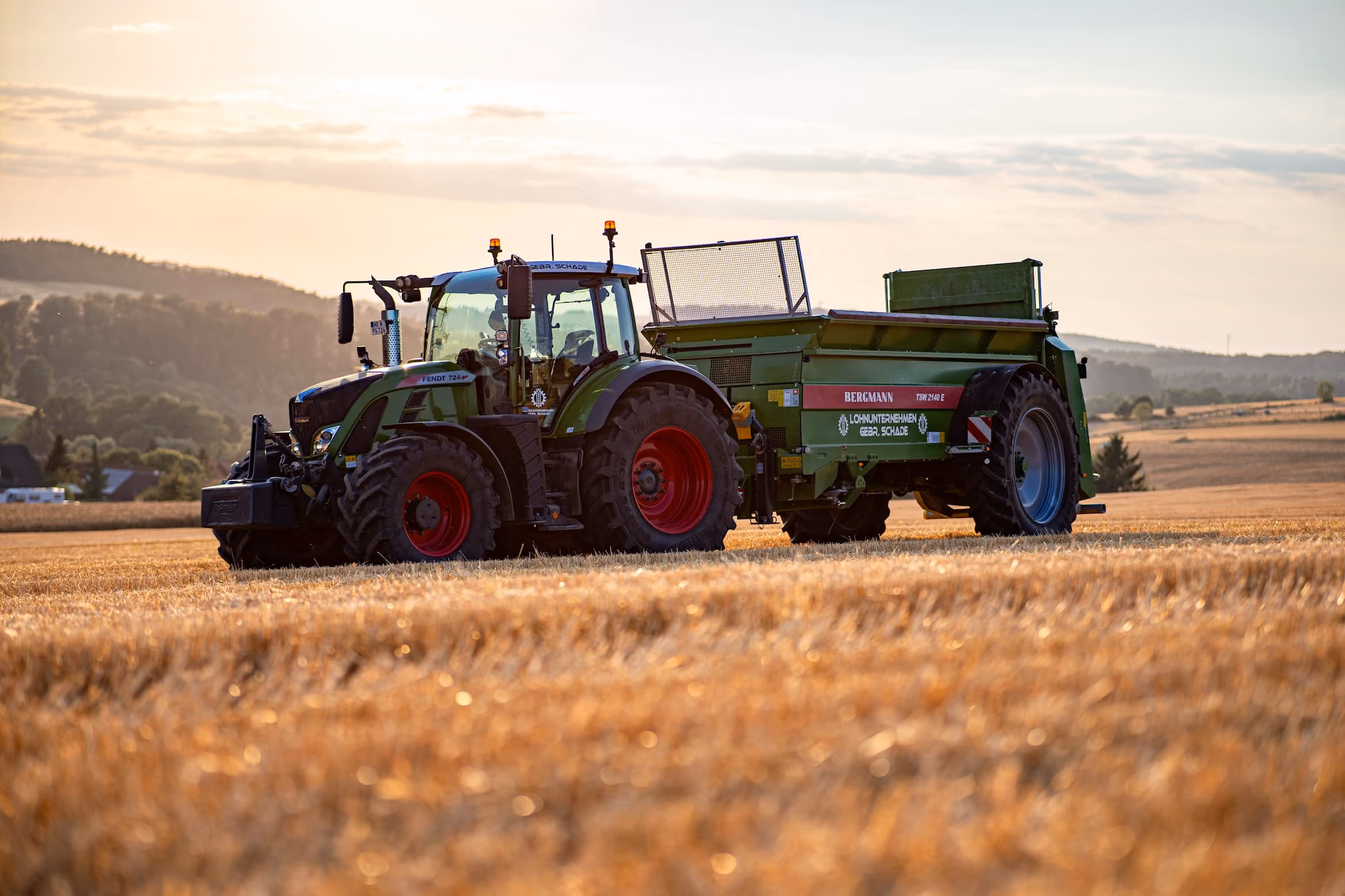Lohnunternehmen Schade Traktor beim Kalkstreuen in Melsungen