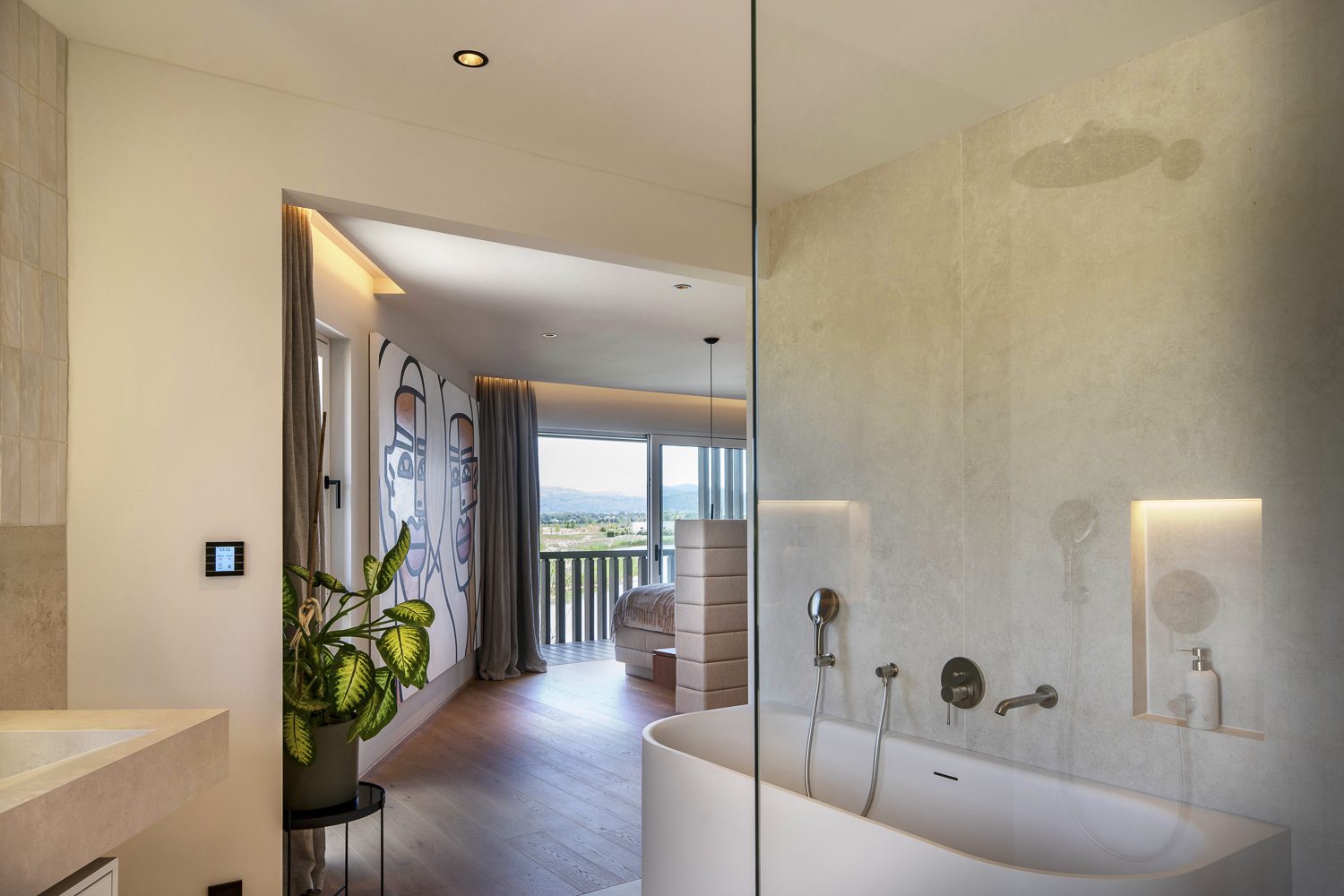 Masterbad mit freistehender Wanne und Terrassenblick