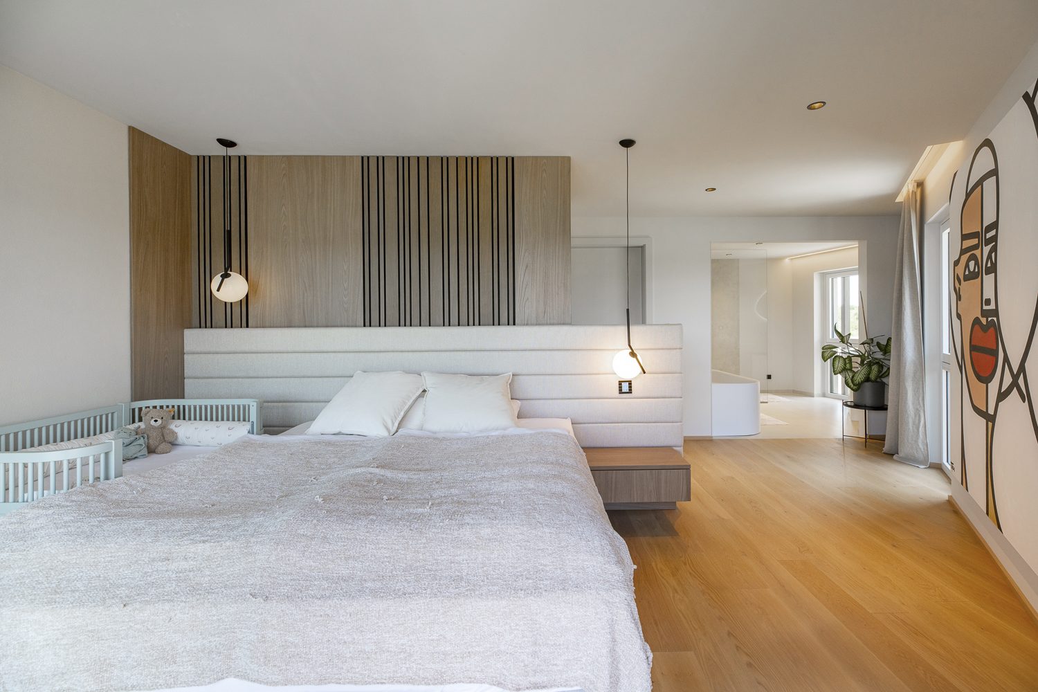 Schlafzimmer mit Tischlermöbeln