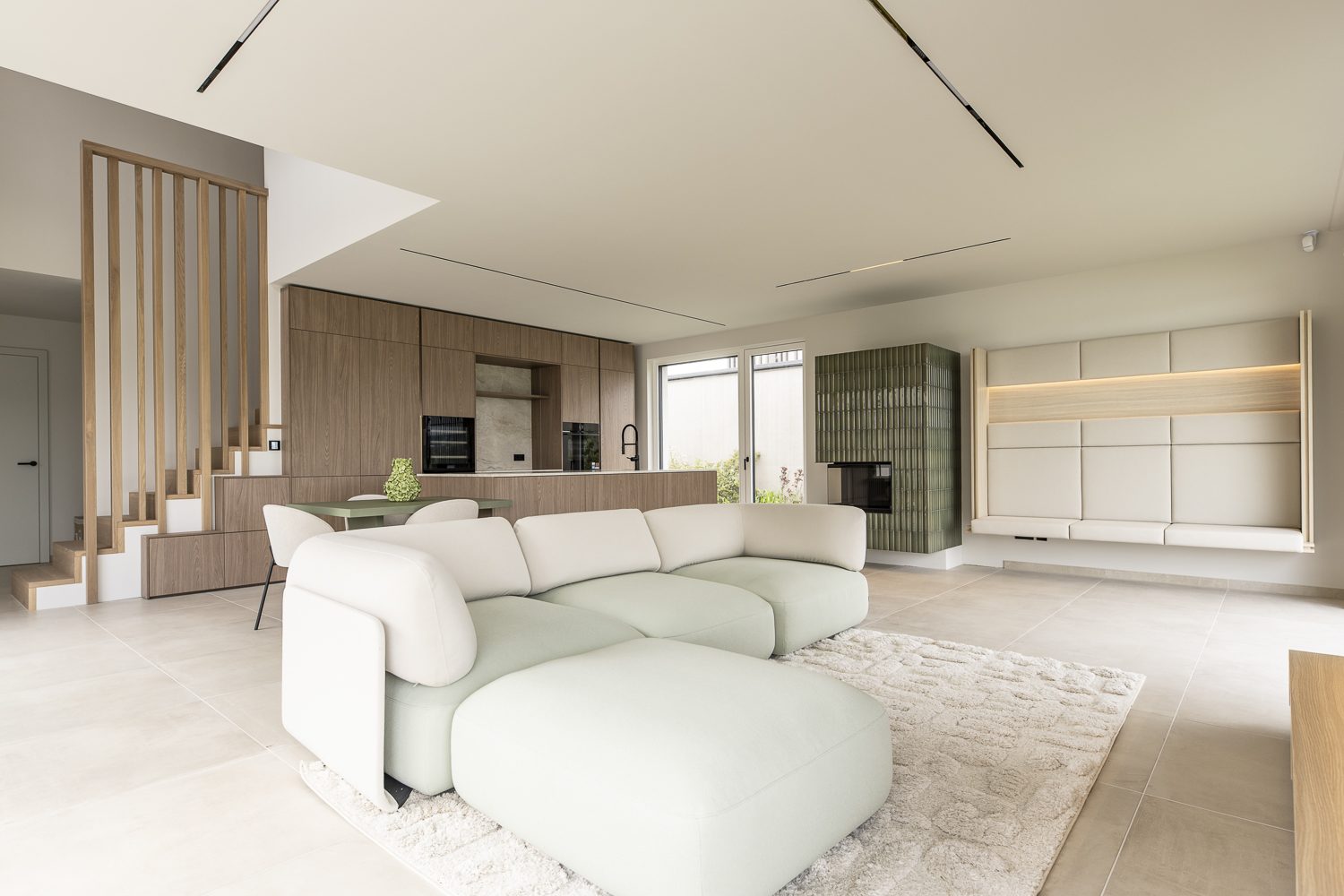 Wohnbereich mit Galerie – Symbolfoto der baugleichen Villa 3
