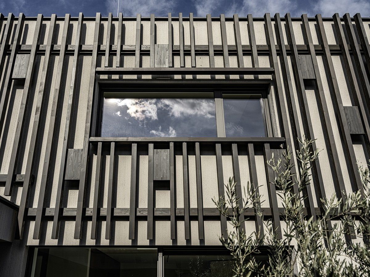 Holzfassade mit vertikaler Lattung