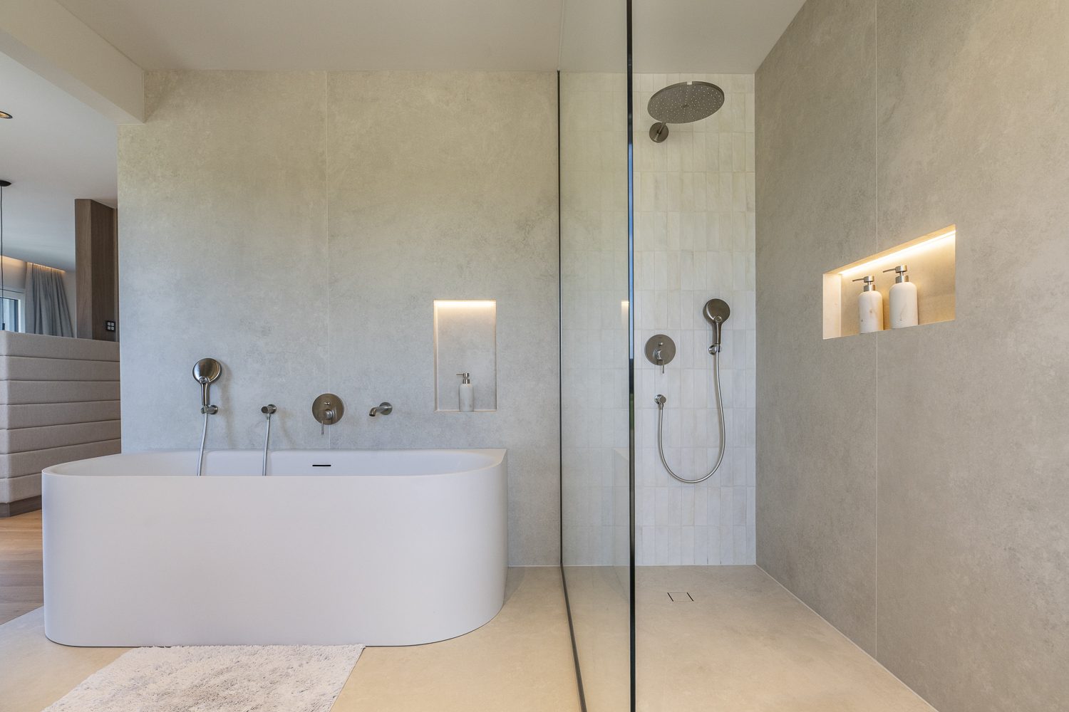 Badezimmer mit freistehender Wanne