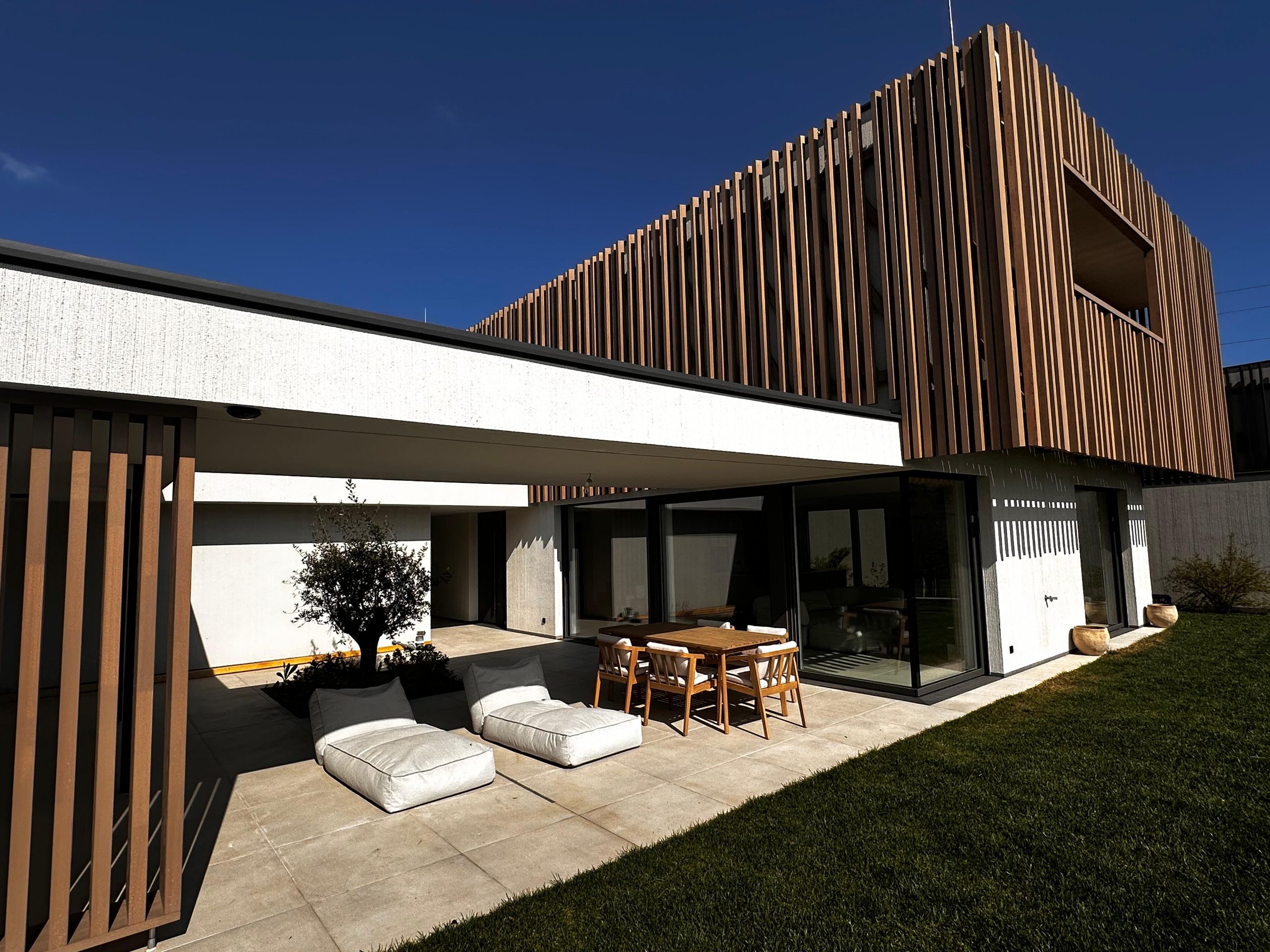 Terrasse mit Loungekissen – Symbolfoto der baugleichen Villa 3