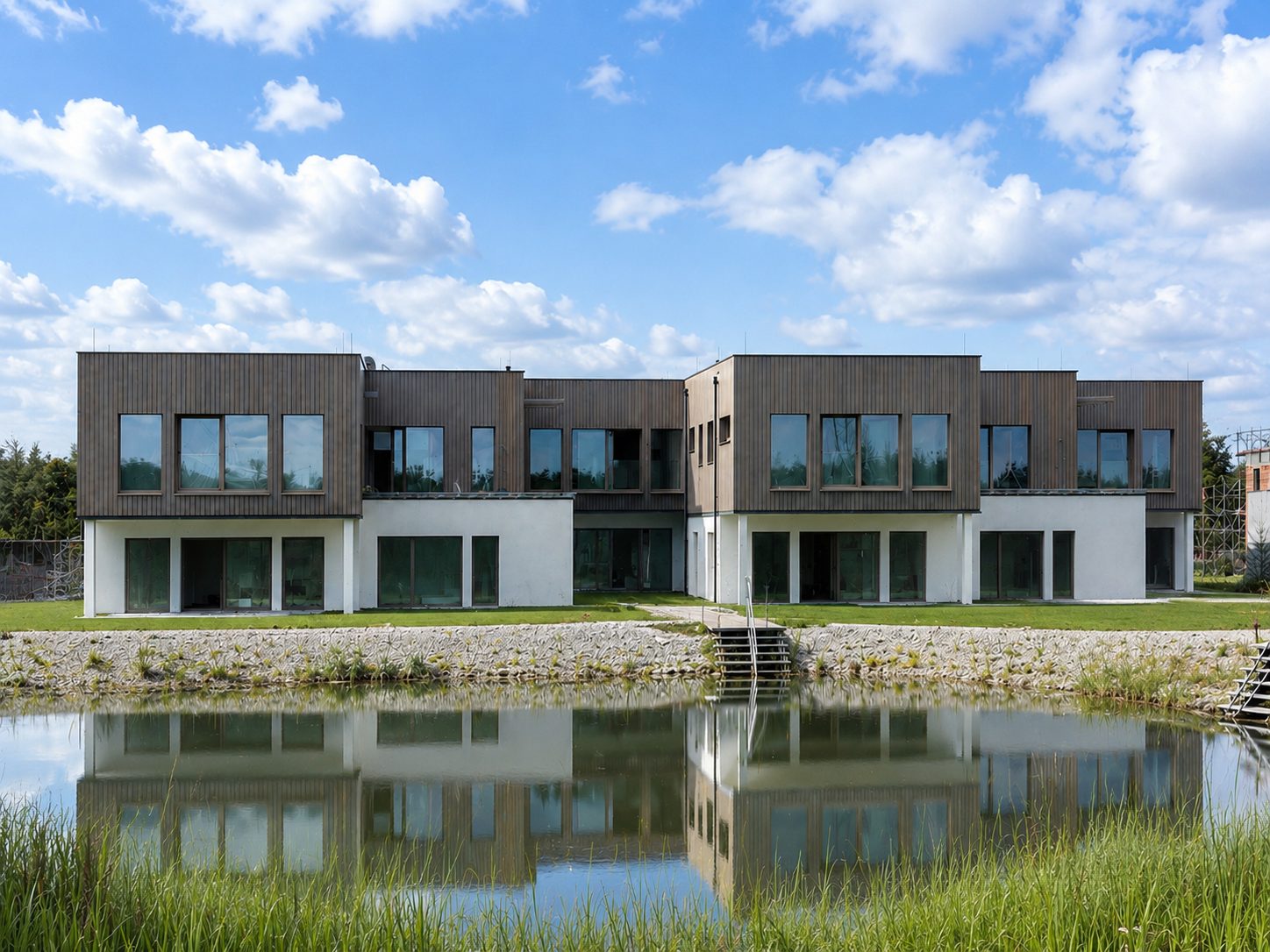 Panoramasuite Top 6 – die Seesuiten spiegeln sich im Badesee