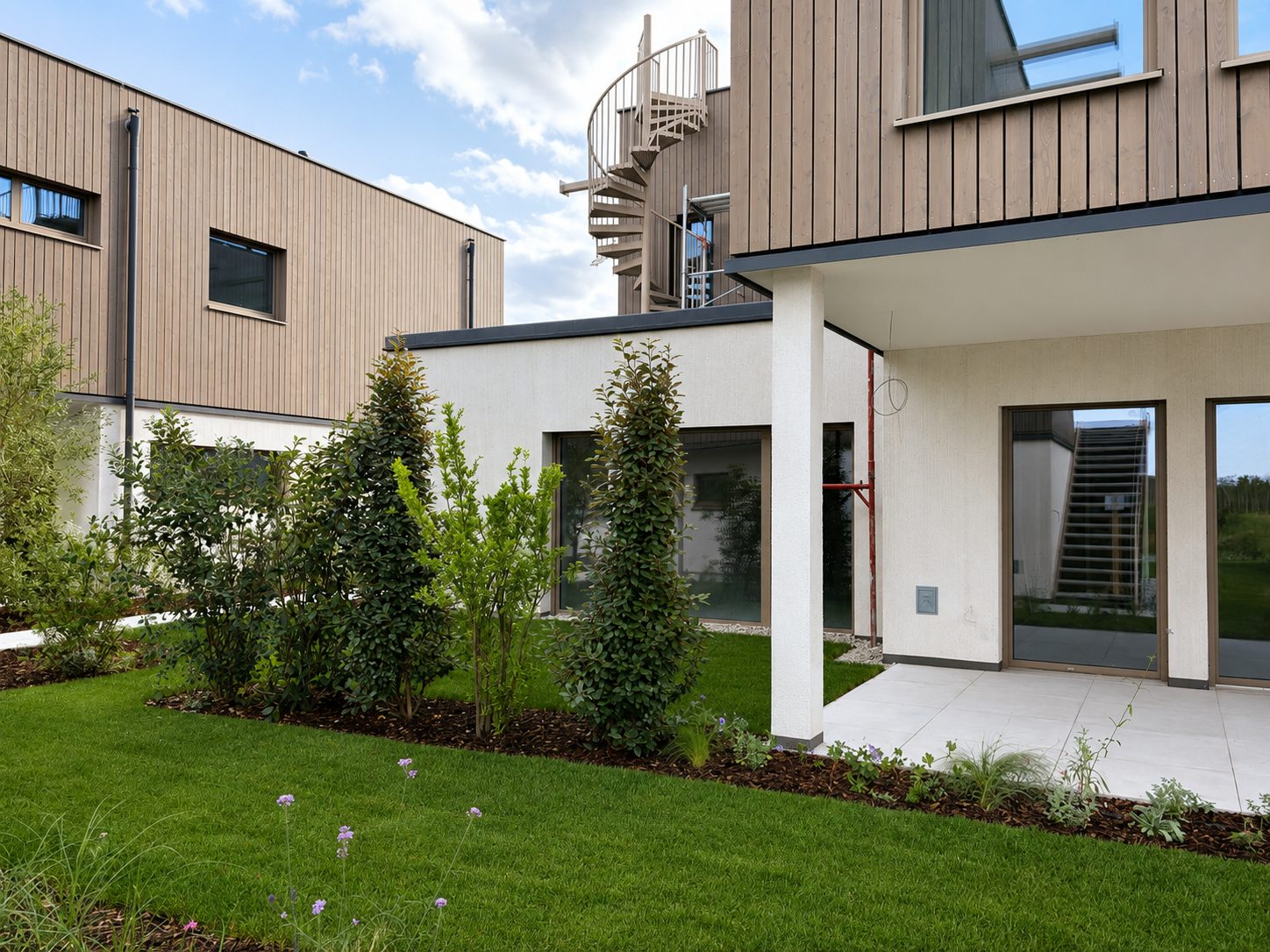 Gartenseite mit Wendeltreppe zur Suite 2
