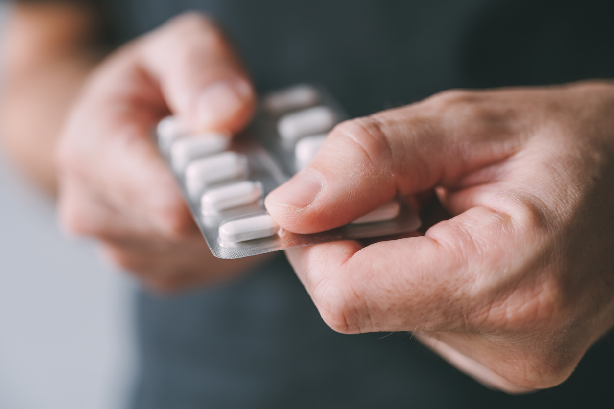 Nahaufnahme von Händen mit einem Blister weißer Tabletten: Generika sind ein essenzieller Teil der Arzneimittelversorgung. Copyright: © BitsAndSplits/iStock