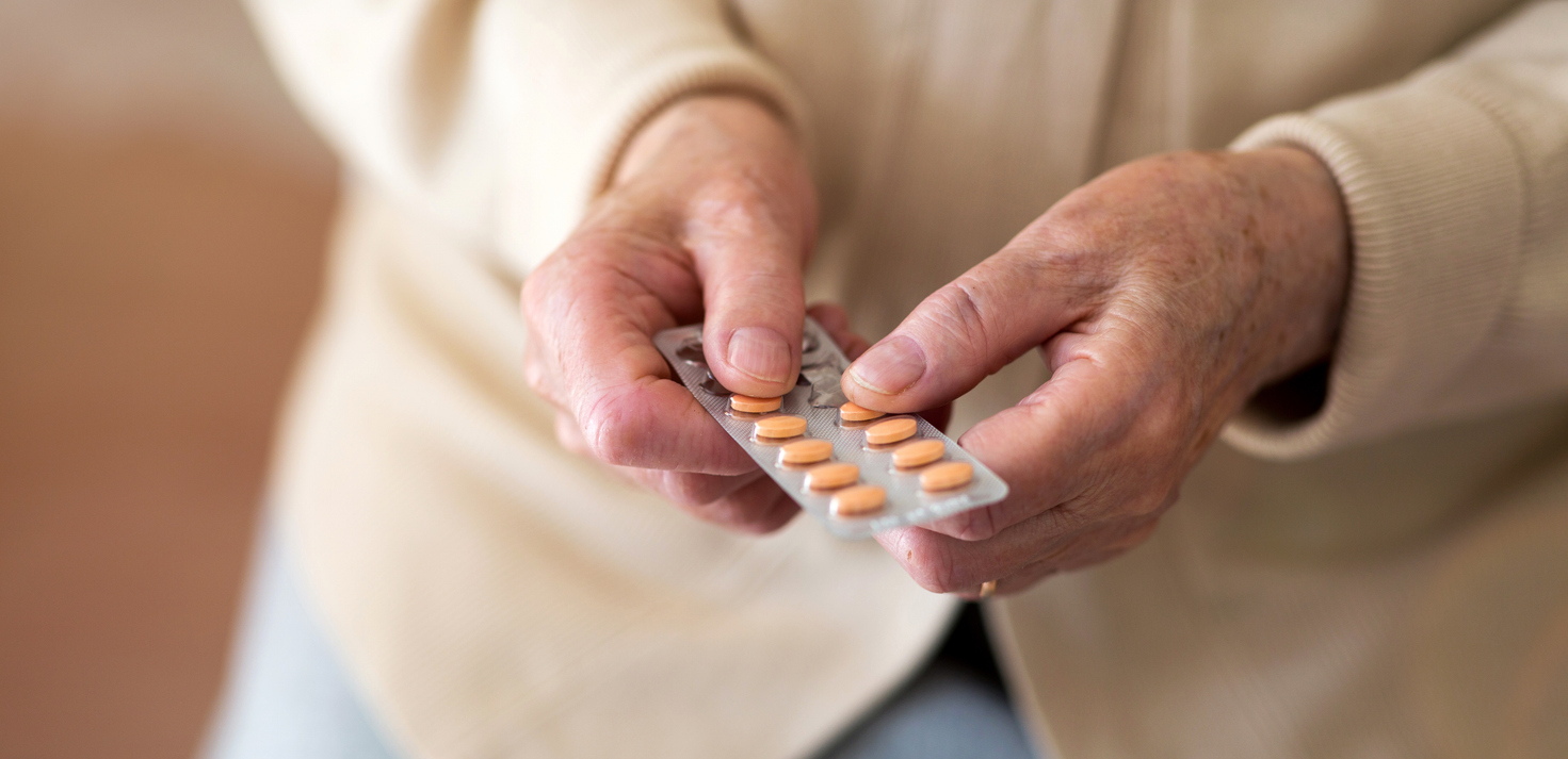 Eine ältere Frau hält eine Blisterpackung mit weißen Tabletten in den Händen: Generika sind ein fester Bestandteil der Arzneimittelversorgung. Copyright: © PIKSEL/iStock