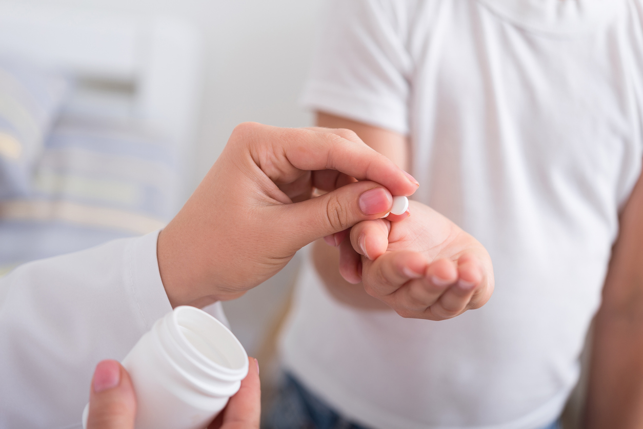 Ärztin gibt einem Kind eine weiße Tablette: Generika sichern den breiten Zugang für Patientinnen und Patienten zu bewährten Therapien.  Copyright: © DimaSobko/iStock